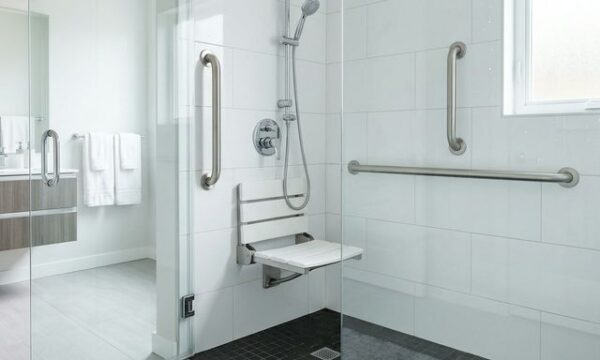 Sécurisation de la Salle de Bain : Remplacement de la Baignoire par une Douche PMR